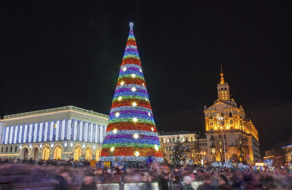 Türkler yeni yıla nerede girmek istiyor? Christmas tree on Maidan Nezalezhnosti in Kiev, Ukraine