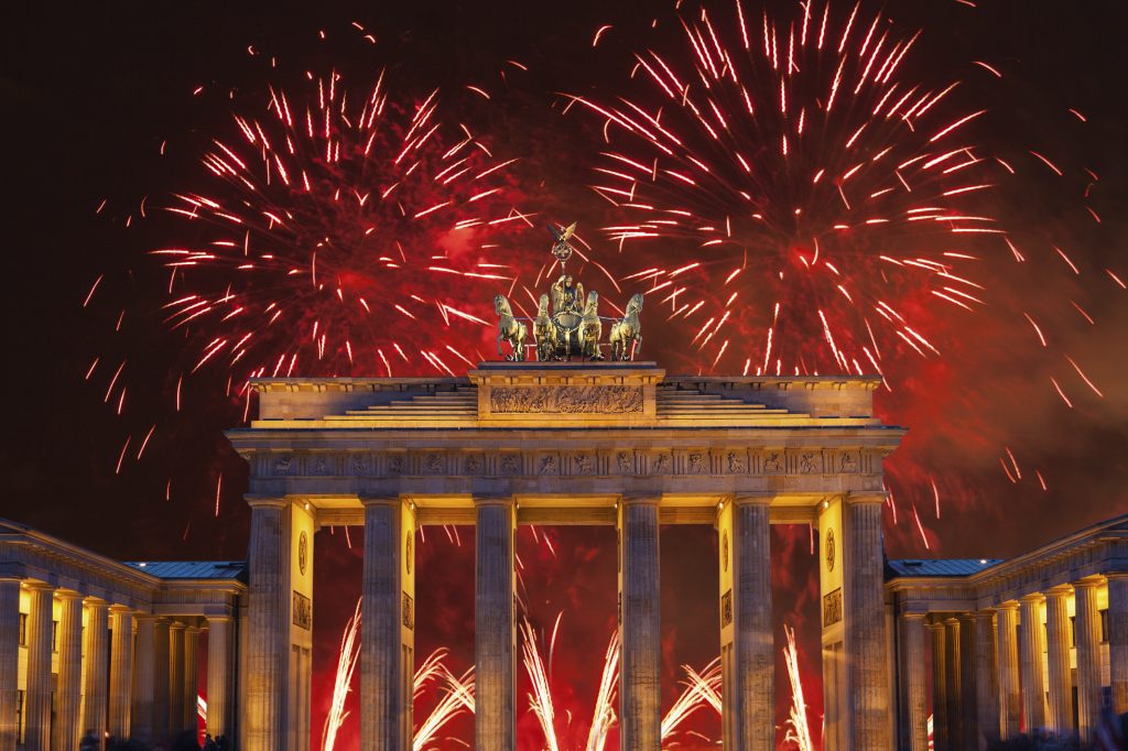 Türkler yeni yıla nerede girmek istiyor? Germany, Berlin, Brandenburg Gate, Fireworks at New year´s Eve