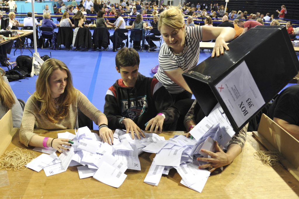 2016 yılına damgasını vuran olaylar Workers begin counting ballots after polling stations closed in the Referendum on the European Union in Glasgow, Scotland, Britain, June 23, 2016. REUTERS/Clodagh Kilcoyne
