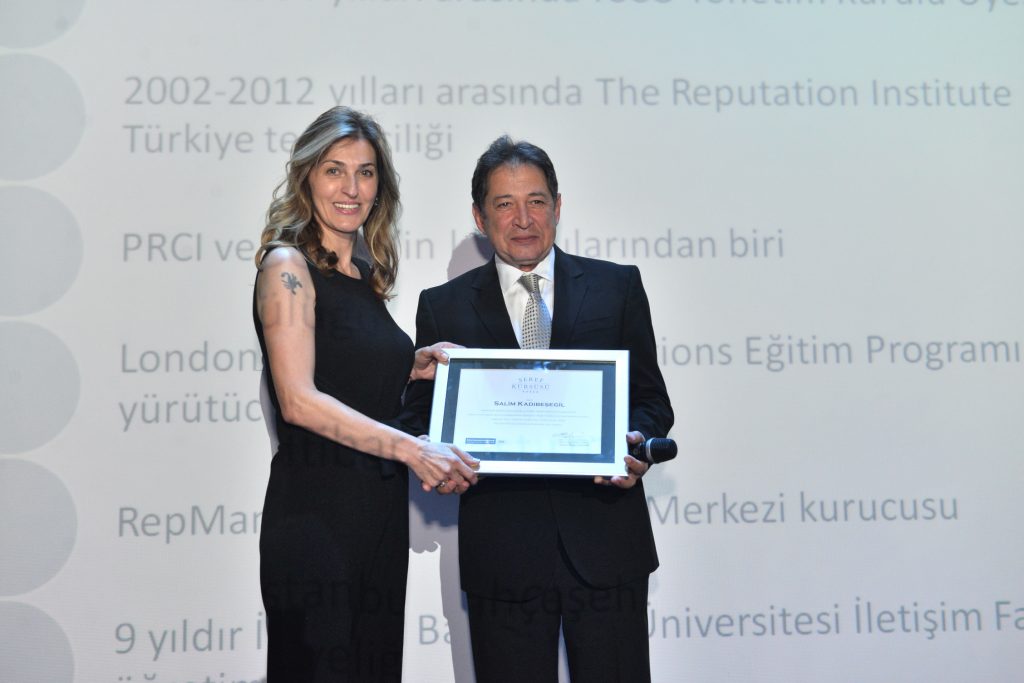 Halkla ilişkiler mesleğinin iki duayeni İDA Şeref Kürsüsü ile onurlandırıldı EmineCubukcu_SalimKadıbesegil