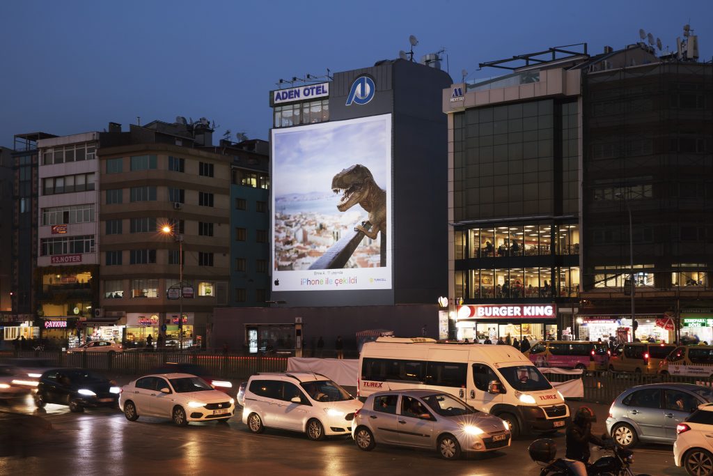 Apple’ın 23 Nisan kampanyasında kameranın arkasına Türk çocukları geçti Kadikoy_Dinazor_Gece