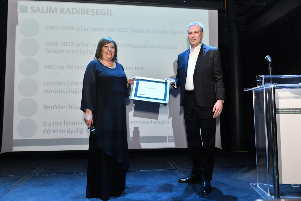 Halkla ilişkiler mesleğinin iki duayeni İDA Şeref Kürsüsü ile onurlandırıldı MeralSackan_ErgunGumrah