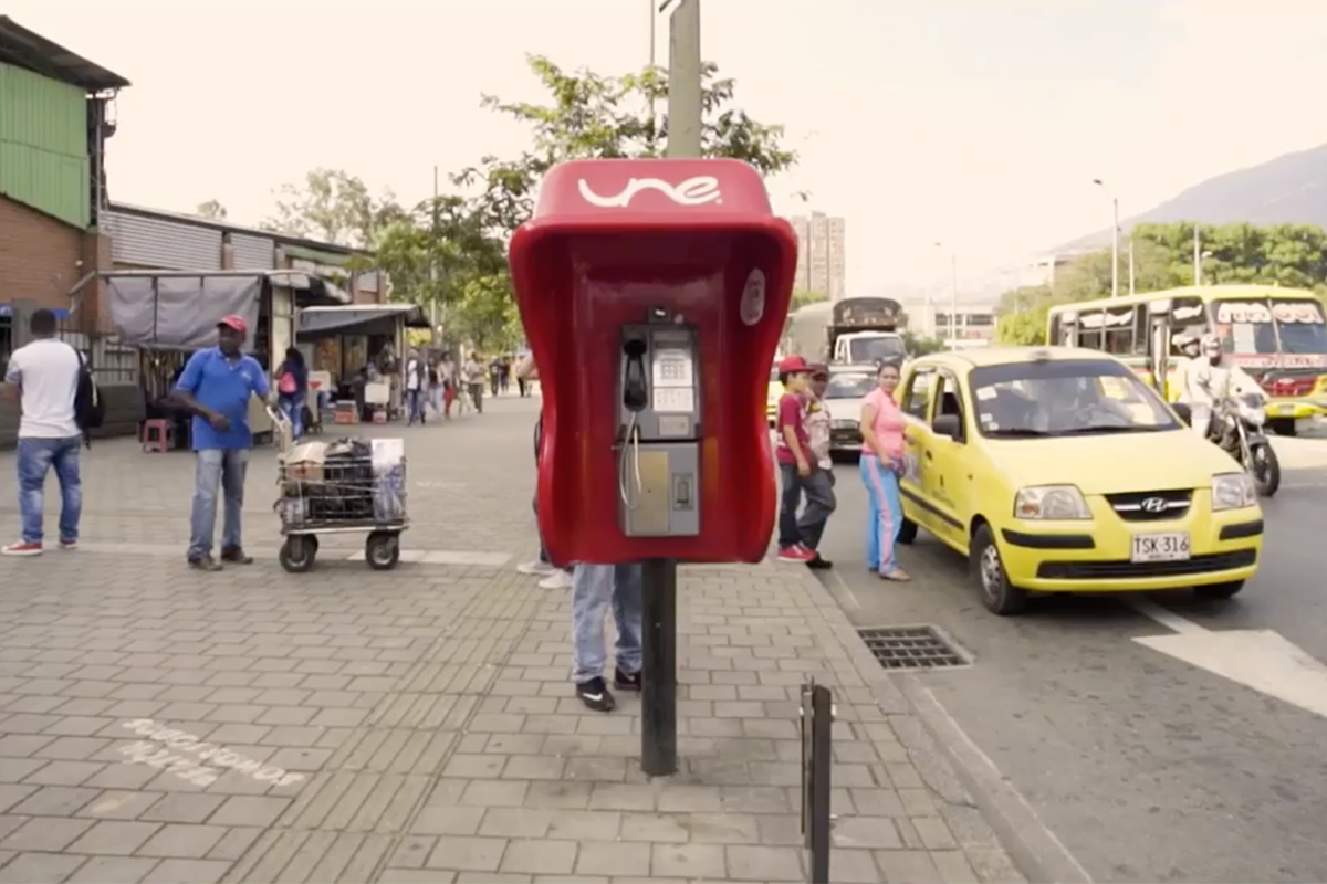 Cannes'da ödül alan en yaratıcı 19 outdoor çalışması TigoUne_PayphoneBank17