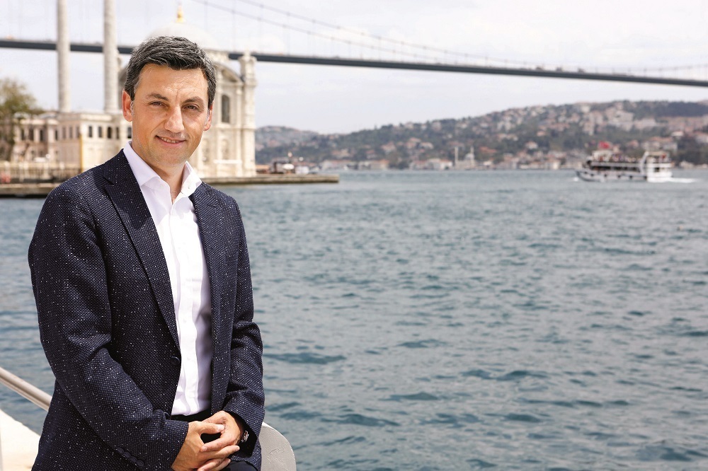 Reklamveren tek gecelik ilişki peşinde İsmail Bütün