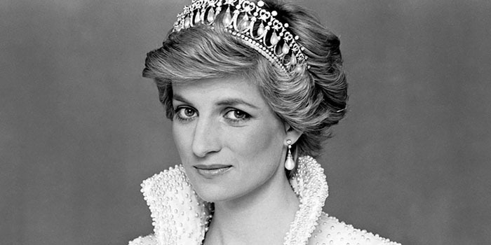 Kraliçenin sütyen ölçüleri ünlü markanın başını yaktı DİANA kopya