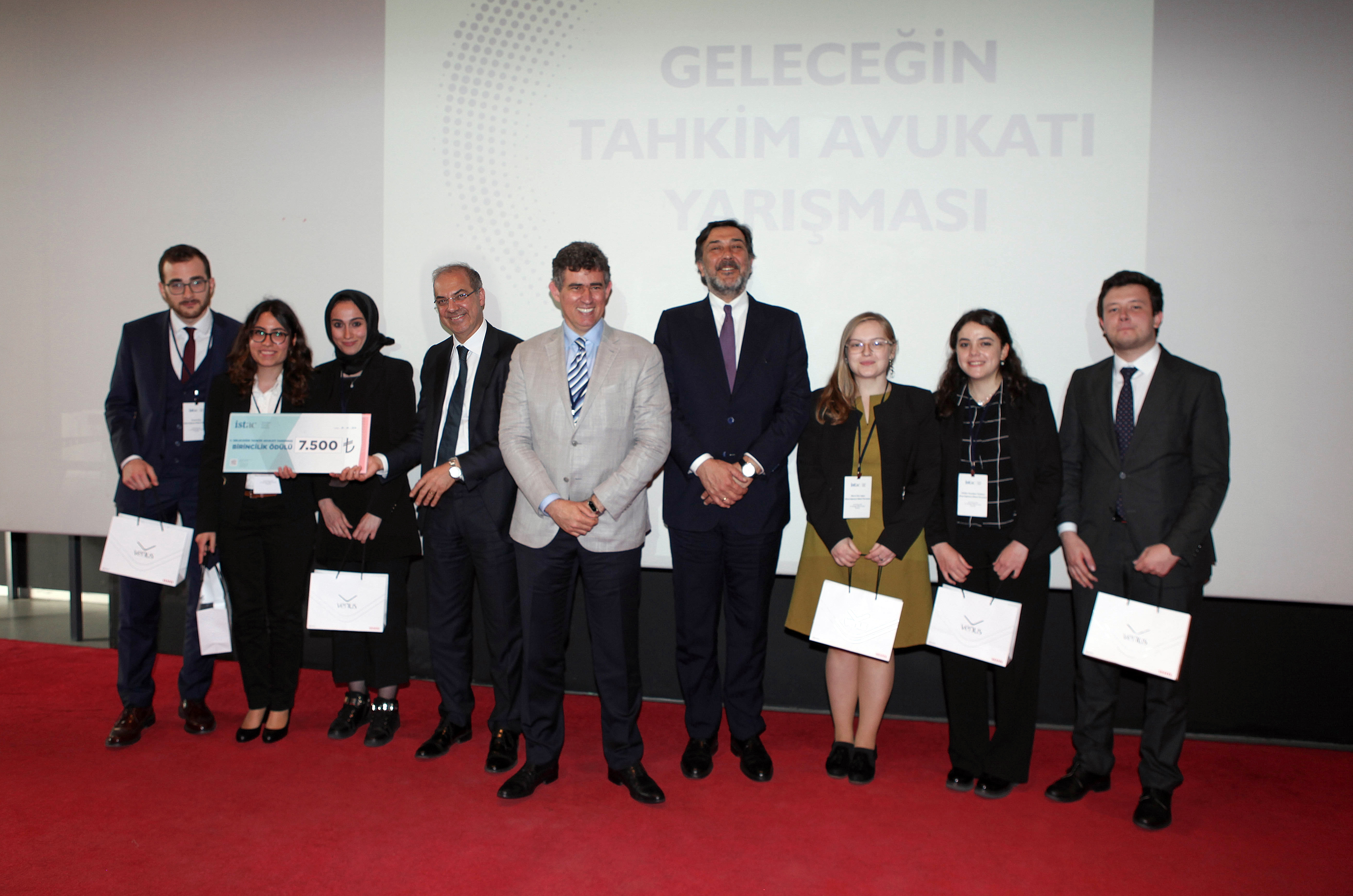 Geleceğin hukukçularından “tahkim” yarışı 1.takım