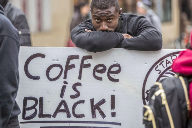 Starbucks müşterilerini gözaltına aldırdı, CEO özür diledi! ekran_resmi_2018-04-16_00.10.24_0