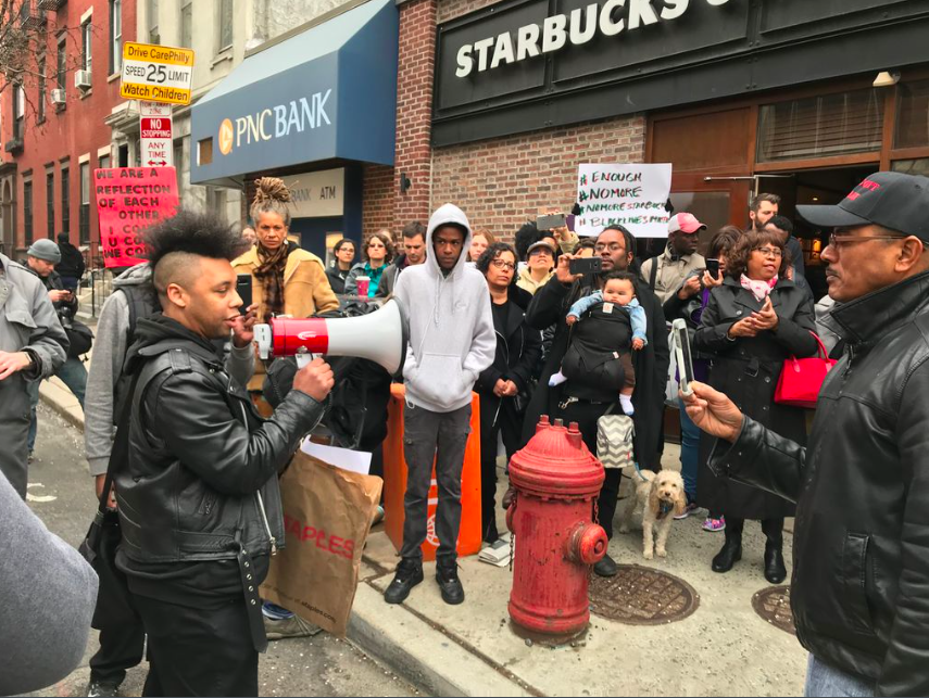 Starbucks müşterilerini gözaltına aldırdı, CEO özür diledi! ekran_resmi_2018-04-16_00.11.15