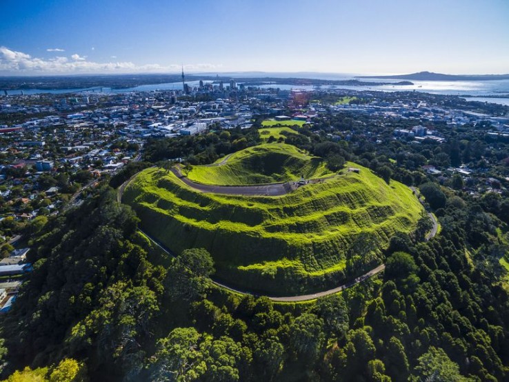 “Yeşil Şehirler” sıralamasında İstanbul sondan ikinci oldu new-zealand-auckland-aerial-view-of-mount-eden-1200x800__ScaleMaxWidthWzczOF0