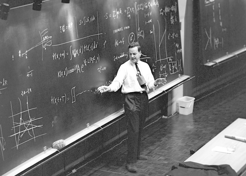 Feynman yazılır "Faynmın" okunur feyman