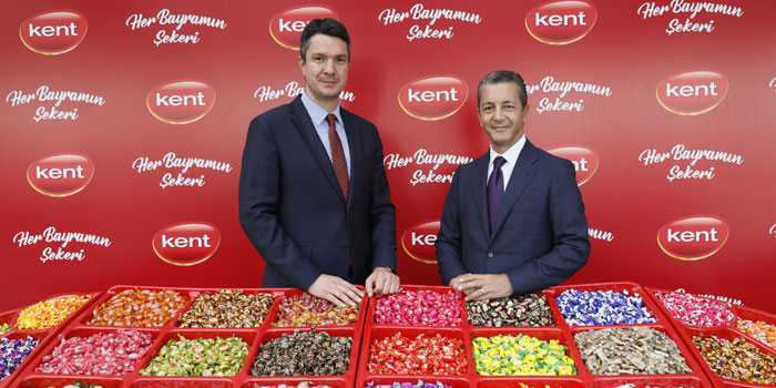Kent, bayram arifesinde logosunu yeniliyor Mondelēz International Türkiye Sakız ve Şeker Kategori Lideri Doğuş Kezer, Mondelēz International Türkiye Genel Müdürü İhsan Karagöz