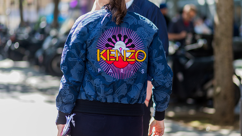 Tüketicisini billboard olarak kullanan markalar kenzo-hm-collaboration