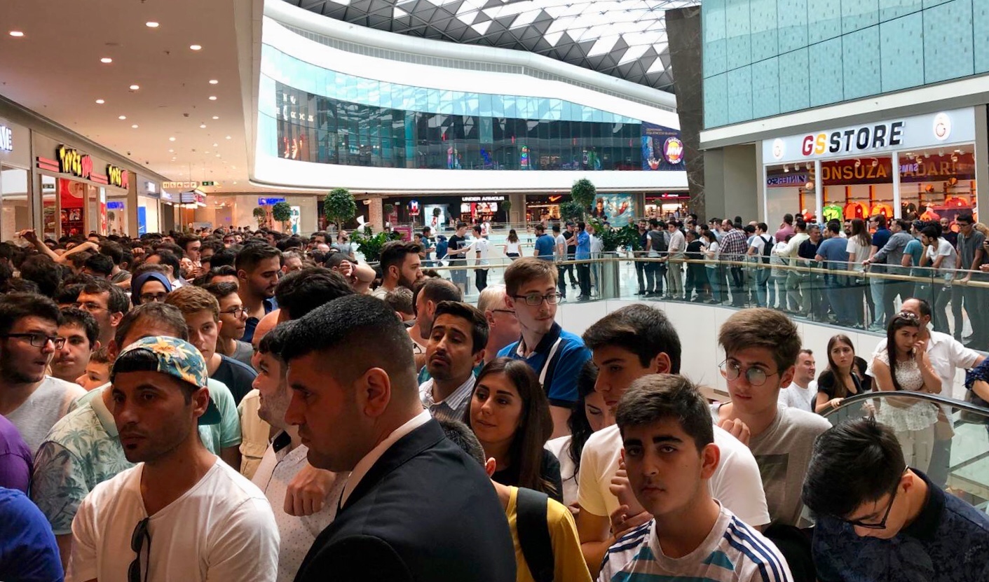 Xiaomi Mi Store’un Türkiye’deki ilk mağazası yoğun bir kalabalıkla açıldı