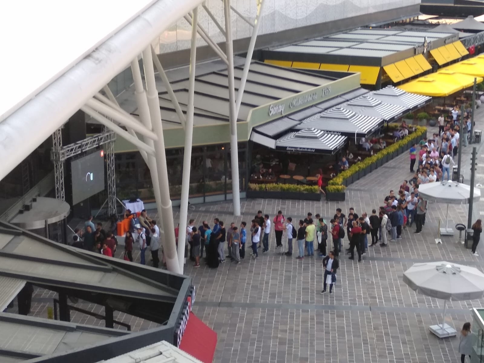 Xiaomi Mi Store’un Türkiye’deki ilk mağazası yoğun bir kalabalıkla açıldı