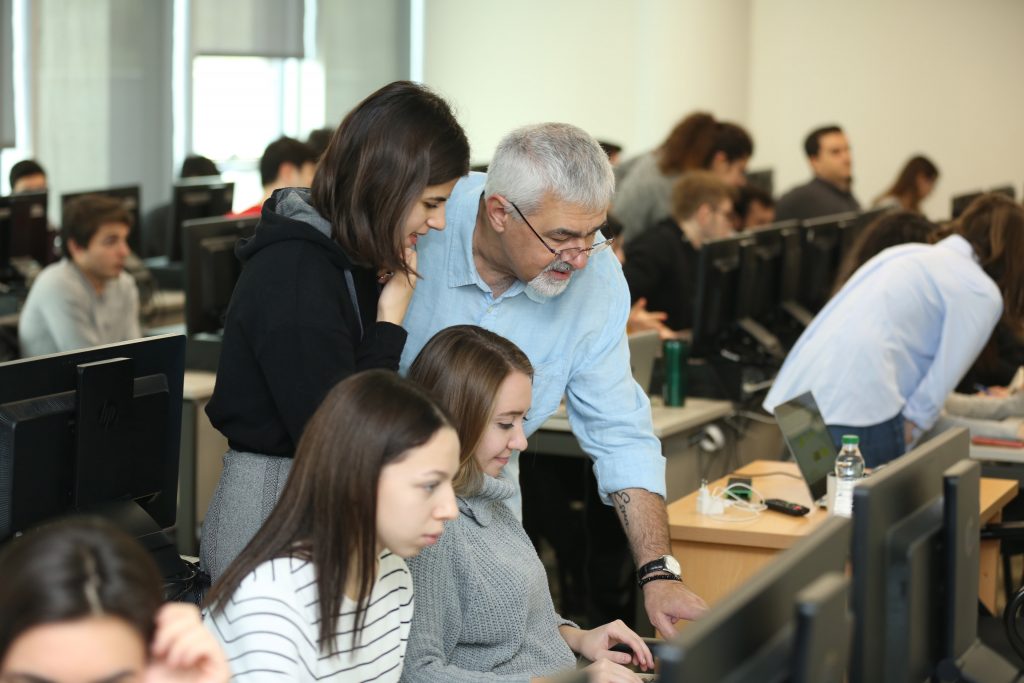 MZV Gençlik Zirvesi 25 Kasım’da başlıyor ProfDrErhanErkut_ogrenciler_Eğitimler (1)