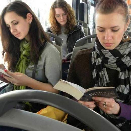 Kitap okuyana toplu taşıma bedava Kitap okuyana toplu taşıma bedava
