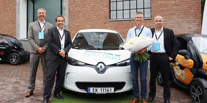 Renault 100 bininci elektrikli otomobilini sahibine teslim etti Renault 100 bininci elektrikli otomobilini sahibine teslim etti
