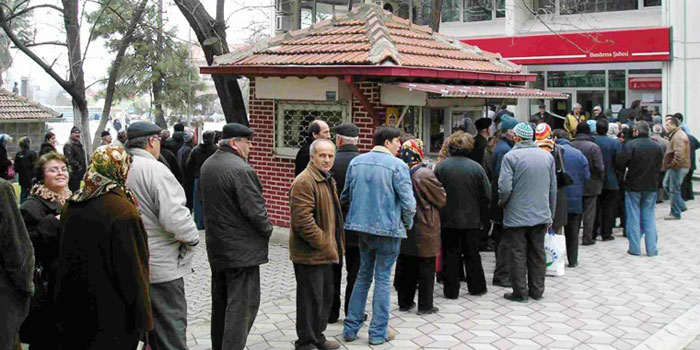 Türklerin yüzde 61’i uzun banka kuyruklarından şikayetçi Türklerin yüzde 61’i uzun banka kuyruklarından şikayetçi