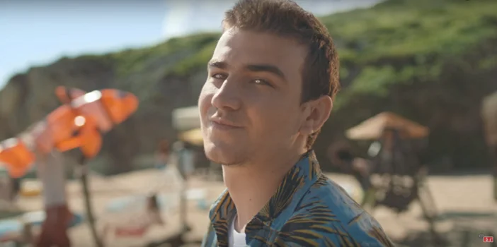 Ünlü YouTuber Berkcan Güven ETİ Alaska Frigo reklamlarında… Ünlü YouTuber Berkcan Güven ETİ Alaska Frigo reklamlarında…
