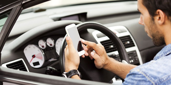 Her iki kişiden biri araç kullanırken telefonla konuşuyor Her iki kişiden biri araç kullanırken telefonla konuşuyor