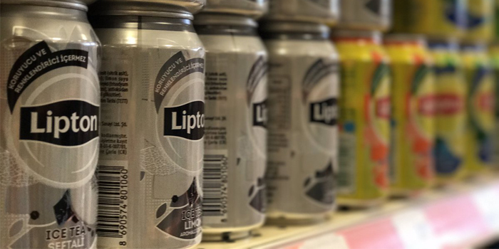 Lipton Ice Tea kutularındaki renkler okulları boyuyor Lipton Ice Tea kutularındaki renkler okulları boyuyor