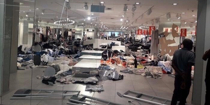 Güney Afrika'da ırkçılıkla suçlanan H&M mağazalarına saldırı Güney Afrika'da ırkçılıkla suçlanan H&M mağazalarına saldırı