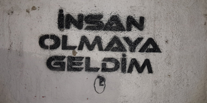 Cem Yılmaz'dan Arif v 216 için dikkat çekici bir gerilla pazarlama çalışması Cem Yılmaz'dan Arif v 216 için dikkat çekici bir gerilla pazarlama çalışması