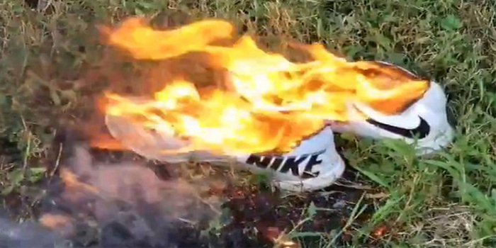 ABD'liler iPhone parçalayanlara özendi: Nike ürünleri boykot ediliyor ABD'liler iPhone parçalayanlara özendi: Nike ürünleri boykot ediliyor