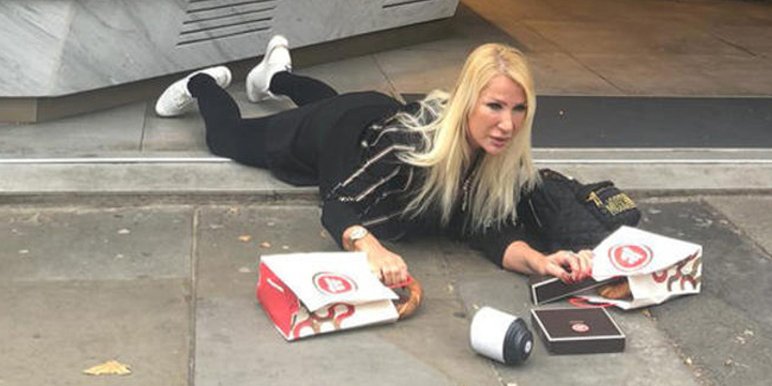 Instagram'ın yeni trendi Seda Sayan'ı yere düşürdü Instagram'ın yeni trendi Seda Sayan'ı yere düşürdü