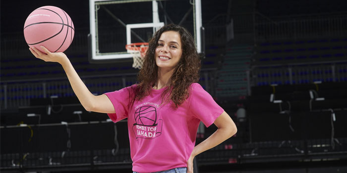 Pembe Top Özge Özpirinçci’ye emanet Pembe Top Özge Özpirinçci’ye emanet