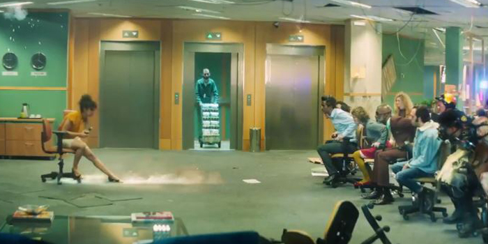 Sıradan bir iş gününde bir anda Mad Max'e dönen ofis Sıradan bir iş gününde bir anda Mad Max'e dönen ofis