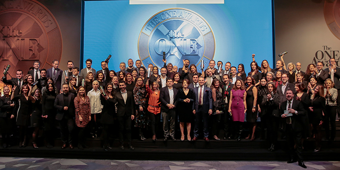 The ONE Awards'da "Yılın İtibarlıları" ödüllerine kavuştu The ONE Awards'da "Yılın İtibarlıları" ödüllerine kavuştu