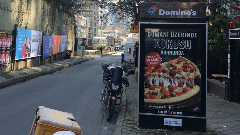 Yürürken burnunuza enfes bir pizza kokusu gelse, ne yapardınız? Yürürken burnunuza enfes bir pizza kokusu gelse, ne yapardınız?