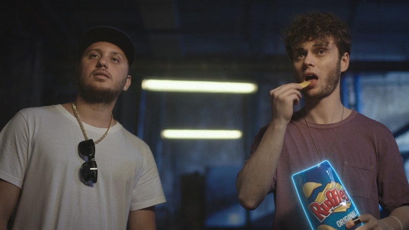 an l piyanc ve berk co kun ruffles n reklam filminde an l piyanc ve berk co kun ruffles n reklam filminde