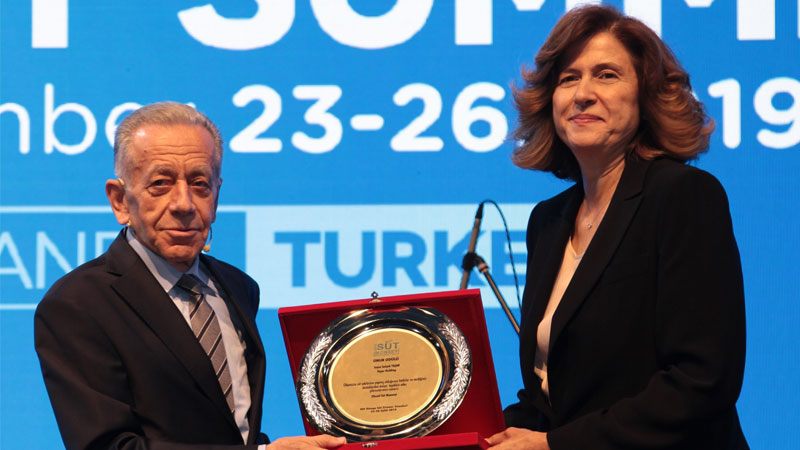 Dünya Süt Zirvesi’nde Selçuk Yaşar’a “Onur Ödülü” Dünya Süt Zirvesi’nde Selçuk Yaşar’a “Onur Ödülü”