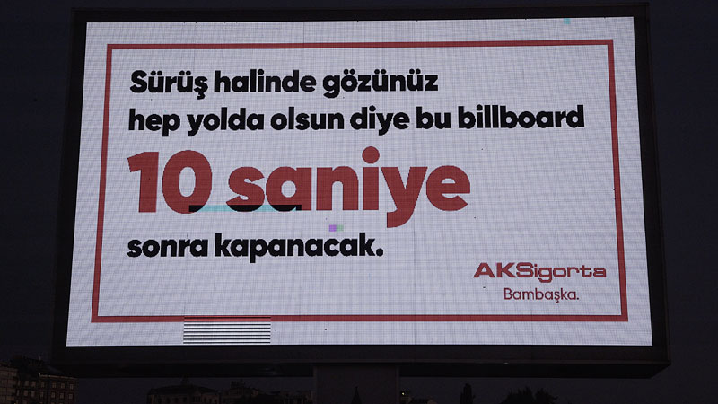 Aksigorta reklam panosunu kararttı: Gözünüz yolda olsun Aksigorta reklam panosunu kararttı: Gözünüz yolda olsun