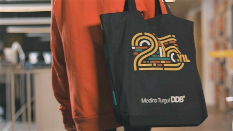 Medina Turgul DDB’den 25. yıl logosu Medina Turgul DDB’den 25. yıl logosu
