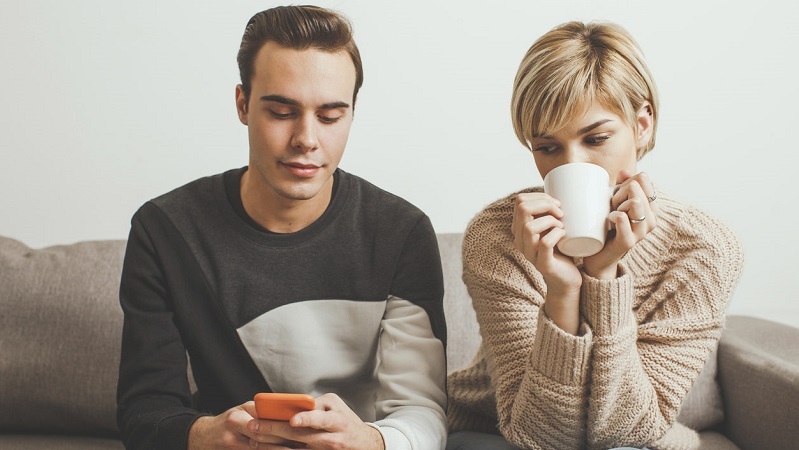 Sevgililerin yüzde 47’si şifrelerini bir güven belirtisi olarak paylaşıyor Sevgililerin yüzde 47’si şifrelerini bir güven belirtisi olarak paylaşıyor