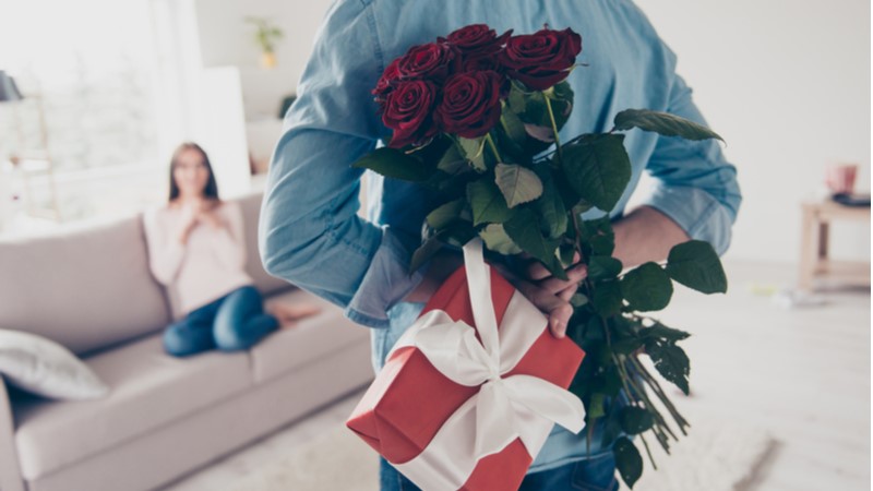Sevgililer Günü'nde erkeklerin partnerine hediye alma oranı yüzde 80 Sevgililer Günü'nde erkeklerin partnerine hediye alma oranı yüzde 80