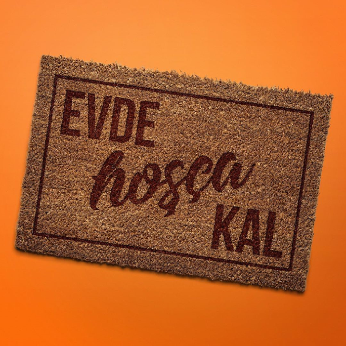 Kadıköy'deki heykeller Serdesin'le dile geldi: "#EvdeKal"