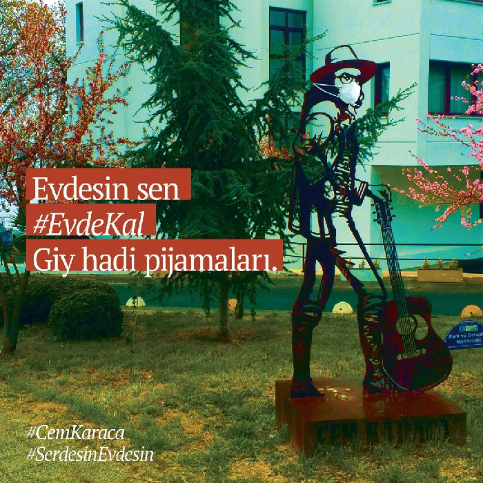 Kadıköy'deki heykeller Serdesin'le dile geldi: "#EvdeKal"