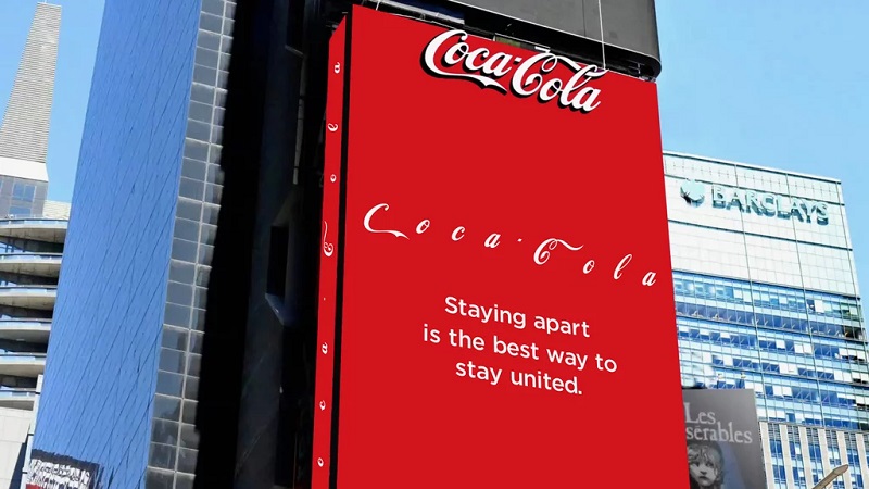 Coca-Cola’dan Times Meydanı'nda “sosyal mesafe” uyarısı Coca-Cola’dan Times Meydanı'nda “sosyal mesafe” uyarısı