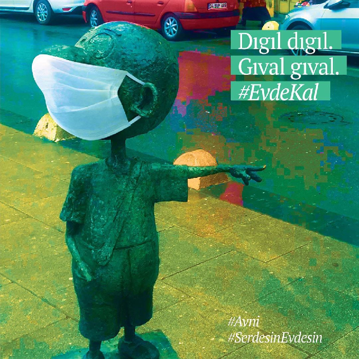 Kadıköy'deki heykeller Serdesin'le dile geldi: "#EvdeKal"