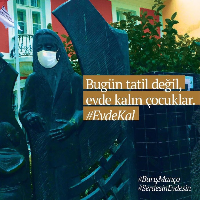 Kadıköy'deki heykeller Serdesin'le dile geldi: "#EvdeKal"