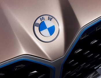 BMW logosunu değiştirdi