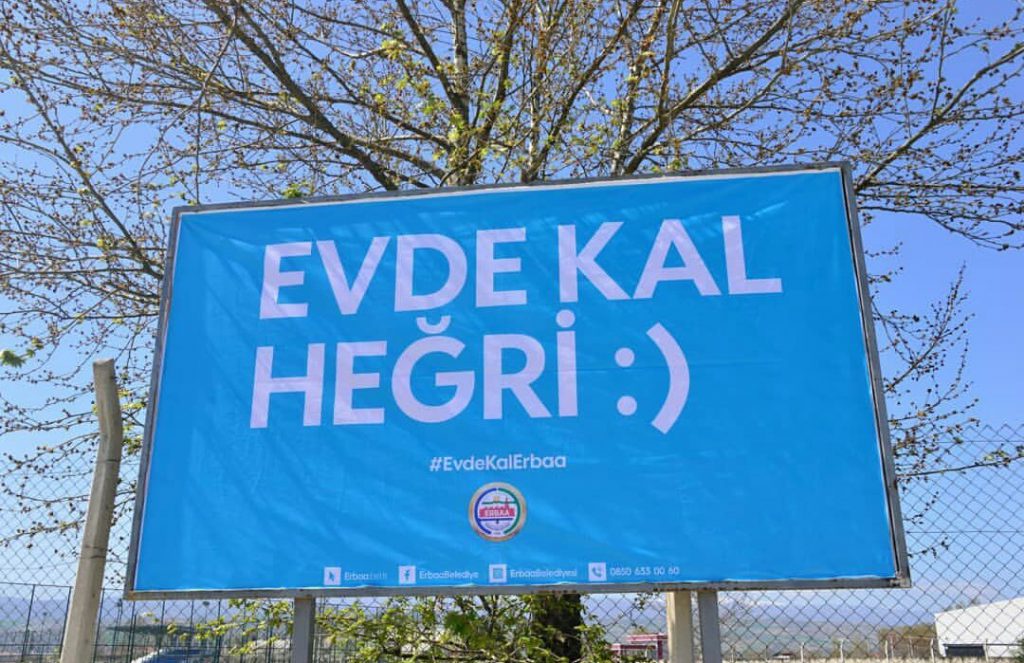 Belediyelerden koronavirüs uyarıları: "Evden bi'yere ırganman", "Eccük daha sabır"