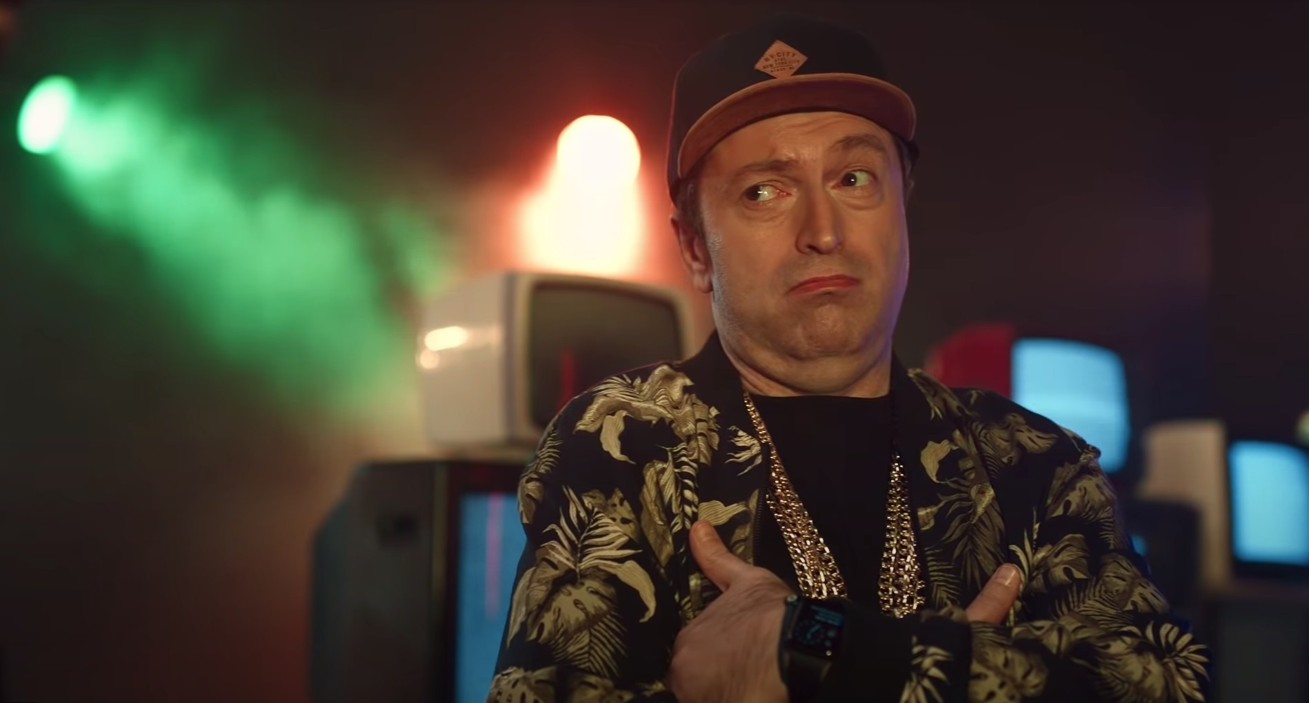 Serdar Kuzuloğlu yeni CLIO reklamlarında klişelere savaş açtı! Serdar Kuzuloğlu yeni CLIO reklamlarında klişelere savaş açtı!