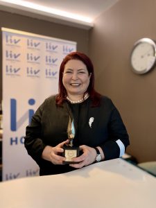 Uluslararası Kadınlar Dayanışma Derneğinden Senur Akın Biçer'e büyük ödül