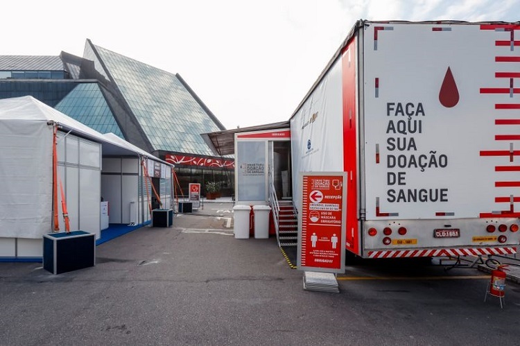 Chevrolet, kamyonunu kan bağışı merkezine çeviriyor Chevrolet, kamyonunu kan bağışı merkezine çeviriyor