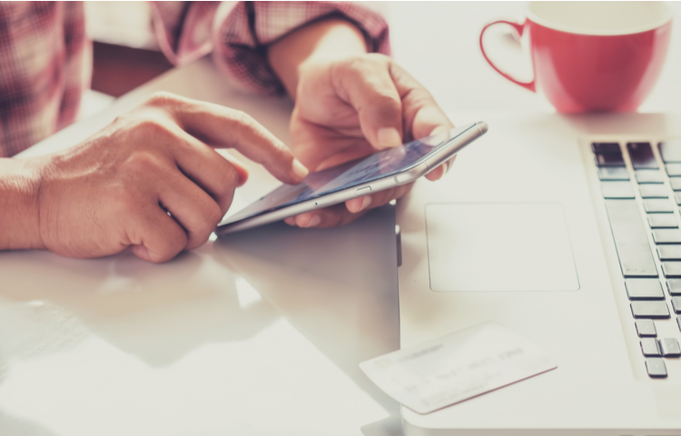 E-ticaretin Geleceği: Yapay Zeka Destekli Müşteri Hizmetleri kahve telefon laptop iş keyif